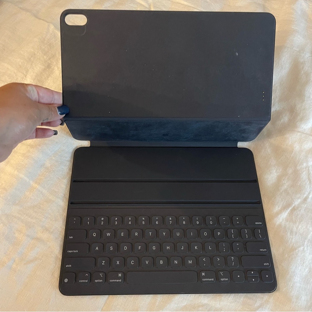 Apple Smart Keyboard.